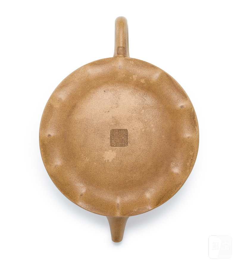 An inscribed Yucheng kiln duan clay 'goose and longevity' teapot and cover, signed Wang Dongshi, Qing dynasty, Tongzhi period | 清同治 王東石款玉成窰段泥刻詩文飛鴻延年壺 《陽羨王東石製》、《東石》印 - 图4
